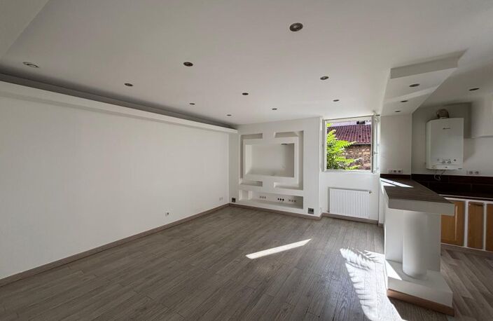 À LOUER – Appartement rénové 91,5 m² avec balcon, 3 chambres et stationnement – Centre-ville de Rive-de-Gier — photo 2