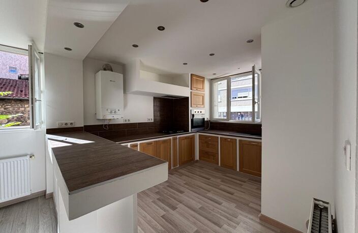À LOUER – Appartement rénové 91,5 m² avec balcon, 3 chambres et stationnement – Centre-ville de Rive-de-Gier — photo 3