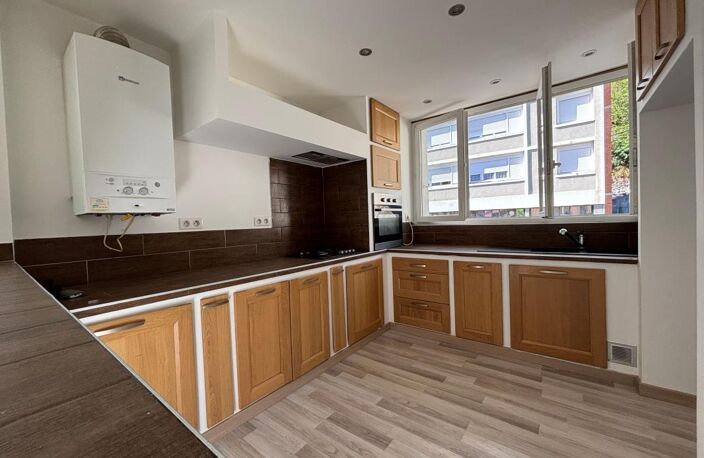 À LOUER – Appartement rénové 91,5 m² avec balcon, 3 chambres et stationnement – Centre-ville de Rive-de-Gier — photo 4