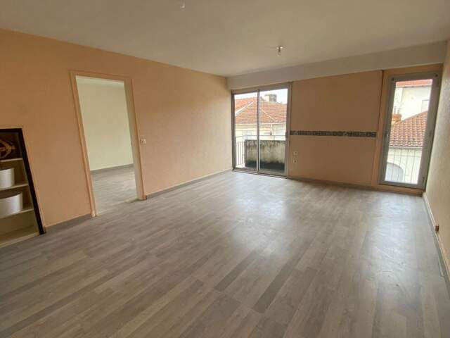 A louer spacieux T4 avec garage et balcon - centre-ville MONT DE MARSAN — photo du bien