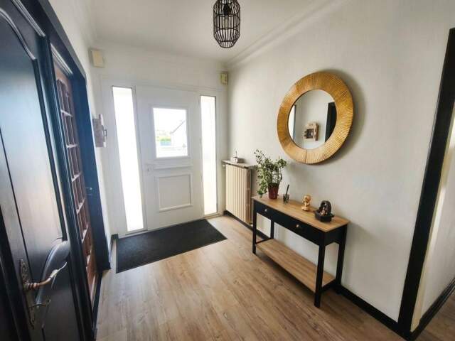 Maison de bourg rénovée - 196 m² - 5 chambres - Terrain, piscine & garages — photo du bien