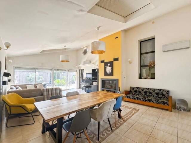 MAISON FAMILIALE T5, 183 m², VASTE PIECE DE VIE, HAUTEUR SOUS CHARPENTE, DEUX BUREAUX, PISCINE, DEPENDANCE POLYVALENTE — photo du bien