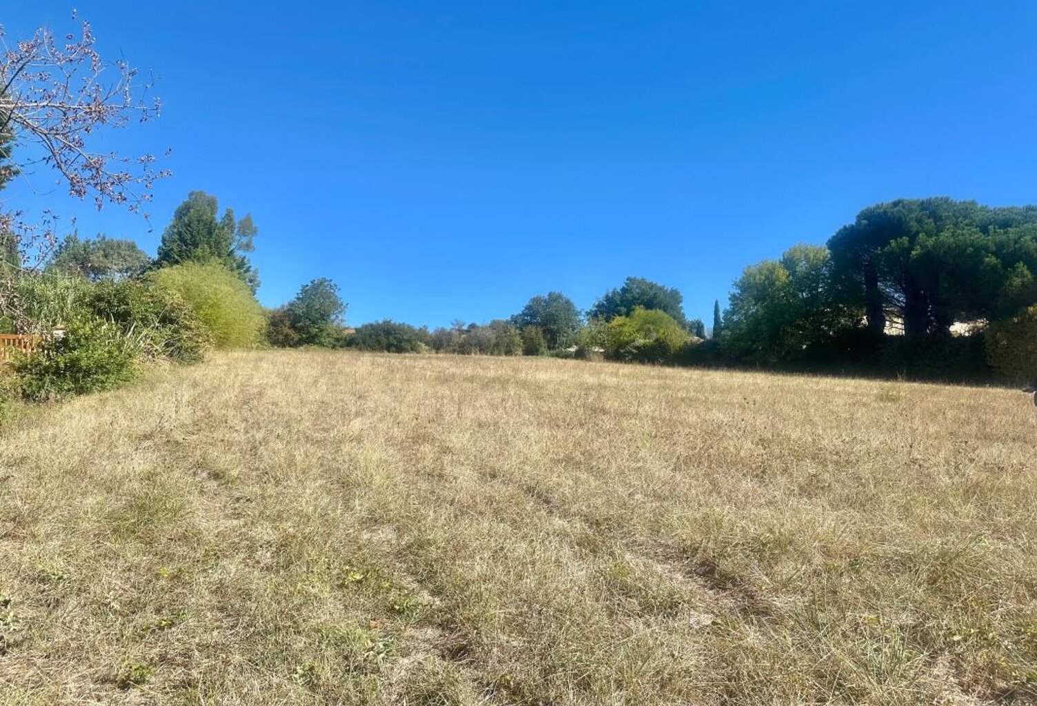 TERRAIN CONSTRUCTIBLE DE 4 278 m² – ENVIRONNEMENT CALME — photo 1