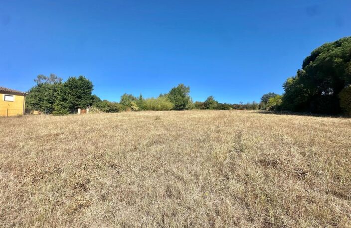 TERRAIN CONSTRUCTIBLE DE 4 278 m² – ENVIRONNEMENT CALME — photo 2