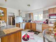Maison individuelle en plain-pied de 184 m² avec jardin, garage et piscine — photo 4