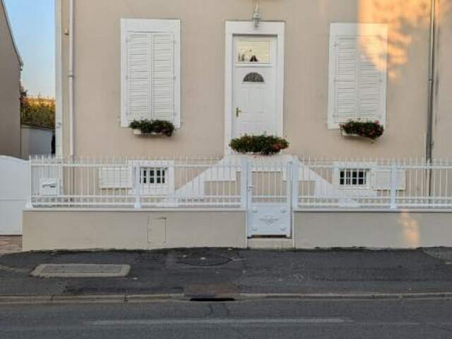 Maison de qualité avec piscine, studio indépendant et dépendances — photo du bien