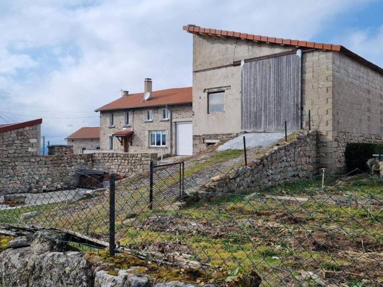 Saint Romain Lachalm 43620 Ecurie-Grange environ 250m² de bâti sur environ 250m² de terrain — photo 1