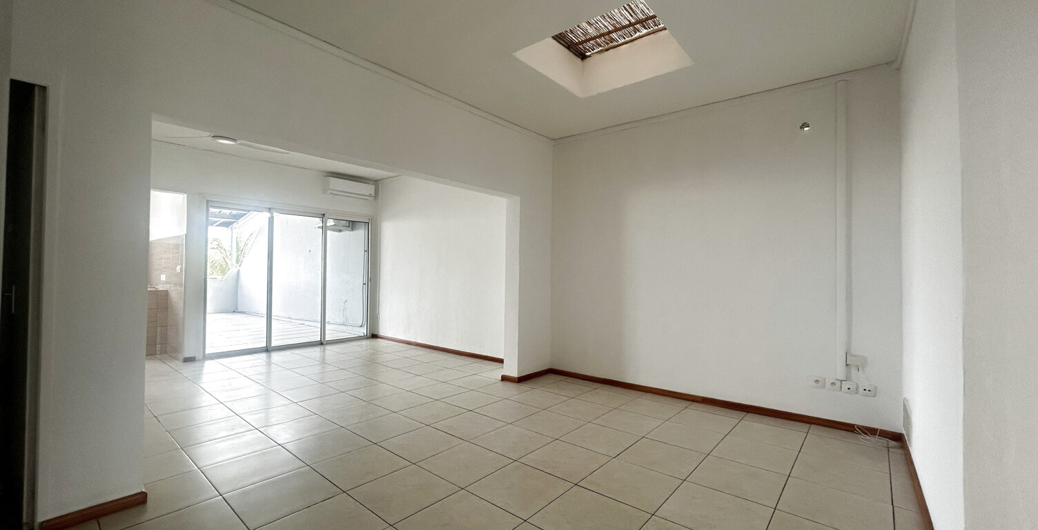 À LOUER   BEL APPARTEMENT T3 EN CENTRE-VILLE DE SAINT-PIERRE — photo 1