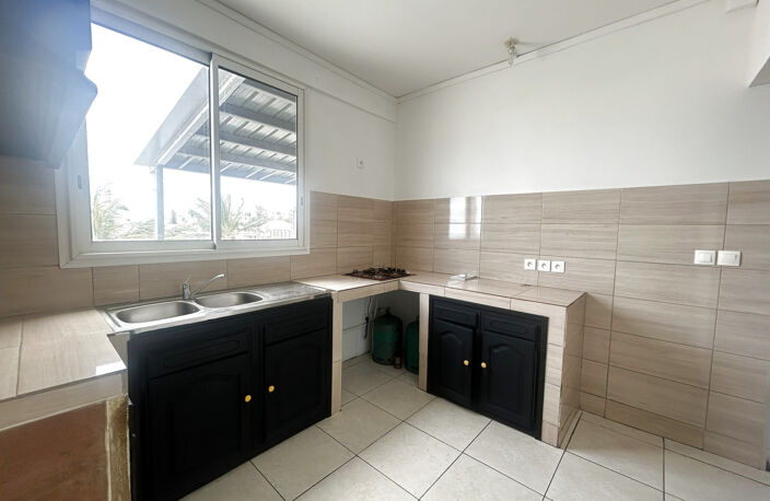 À LOUER   BEL APPARTEMENT T3 EN CENTRE-VILLE DE SAINT-PIERRE — photo 2