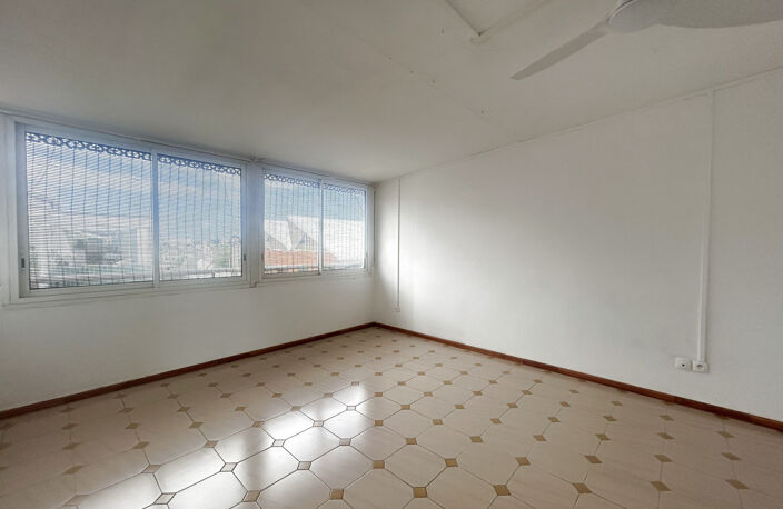 À LOUER   BEL APPARTEMENT T3 EN CENTRE-VILLE DE SAINT-PIERRE — photo 3