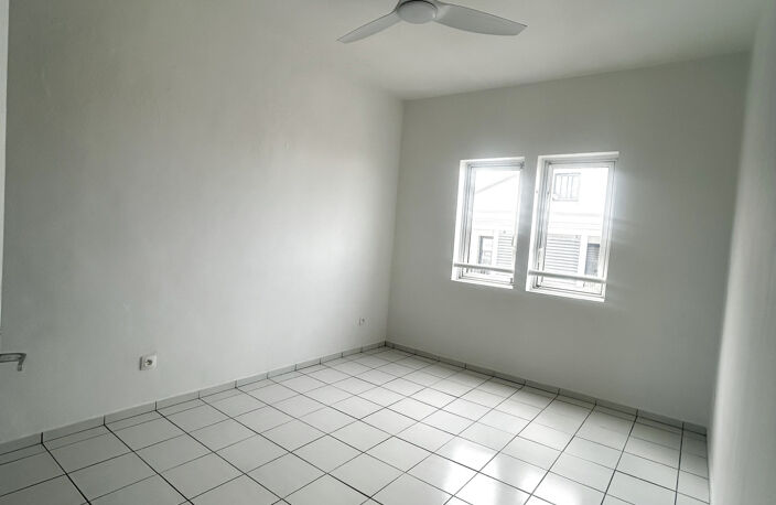 À LOUER   BEL APPARTEMENT T3 EN CENTRE-VILLE DE SAINT-PIERRE — photo 4