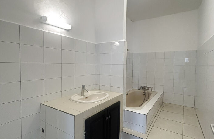 À LOUER   BEL APPARTEMENT T3 EN CENTRE-VILLE DE SAINT-PIERRE — photo 5