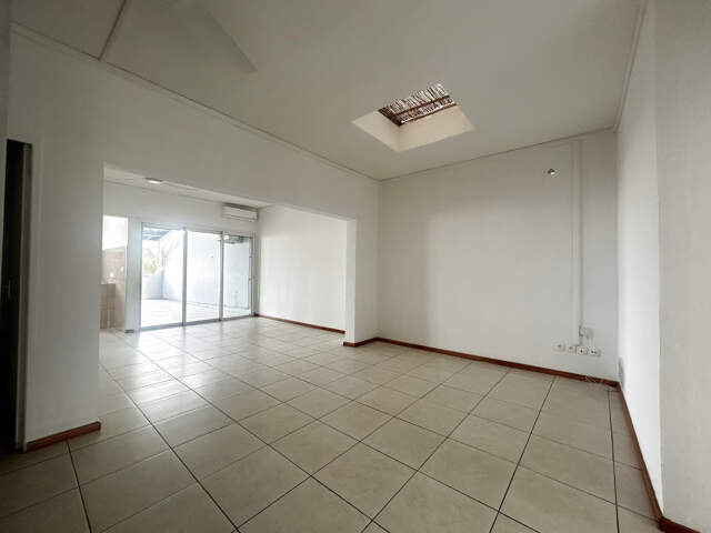 À LOUER   BEL APPARTEMENT T3 EN CENTRE-VILLE DE SAINT-PIERRE — photo du bien