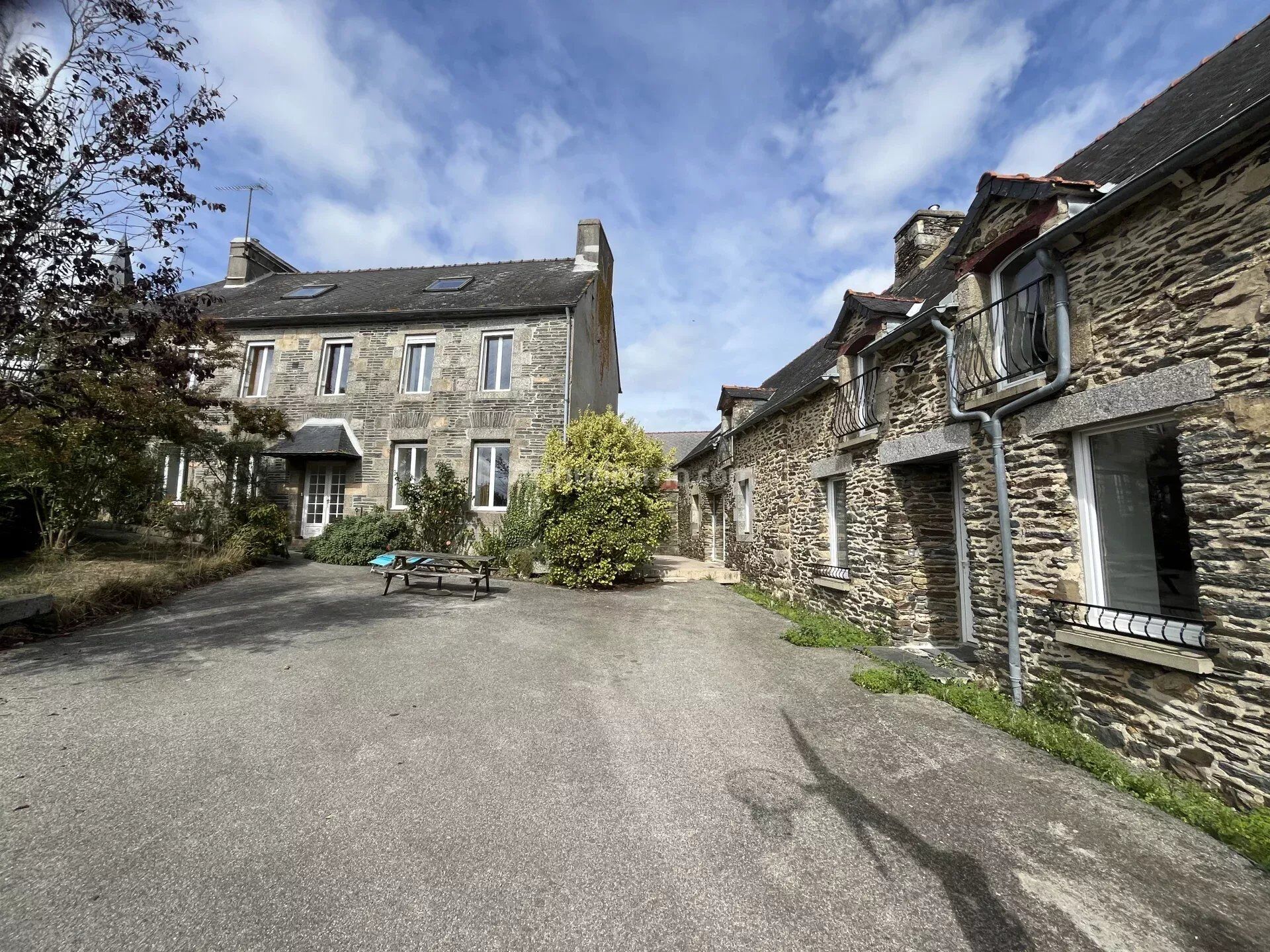Maison 13 pièces 323 m² · à Allineuc · 323 m² · 339 600 €