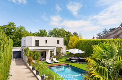 Maison contemporaine dans un écrin de verdure avec piscine — photo du bien
