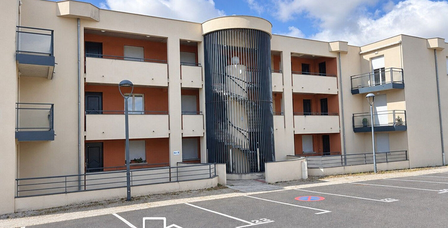 appartement T2 de 48 m² avec vue panoramique, parking et piscine. — photo 1