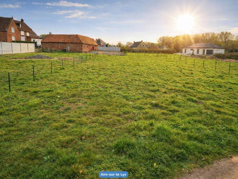 Terrain constructible 594 m²  Façade 20,45 ml  Secteur calme proche Aire-sur-la-Lys — photo 1