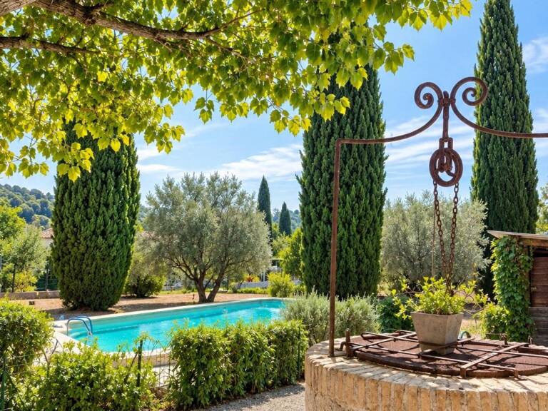 Mas provençal niché dans un environnement calme et verdoyant — photo 1
