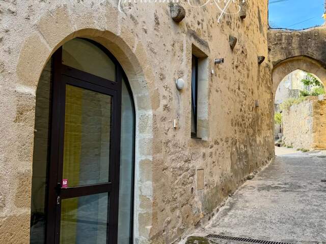Maison familiale en pierres au cœur de Saint-Macaire — photo du bien