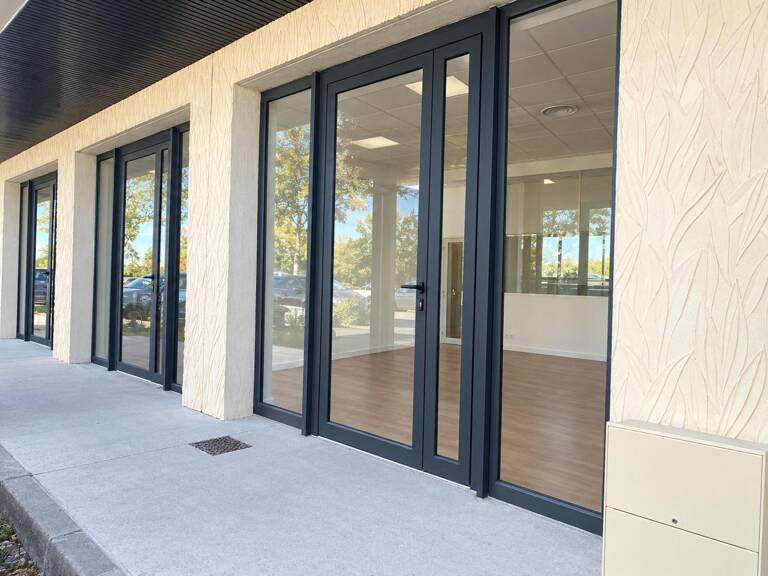 Local sans travaux, emplacement premium, parking — photo 1