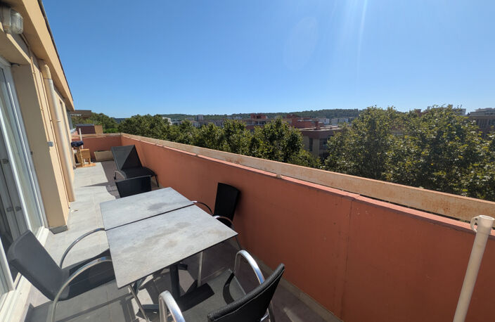 T5 lumineux 100 m2, dernier étage, terrasse et garage - Les — photo 3