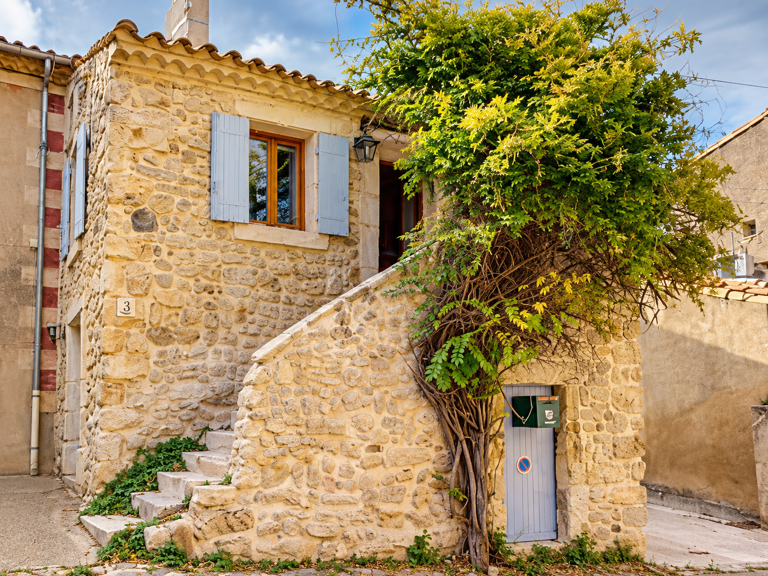 Maison en pierres au coeur du village d'OUVEILLAN — photo 1