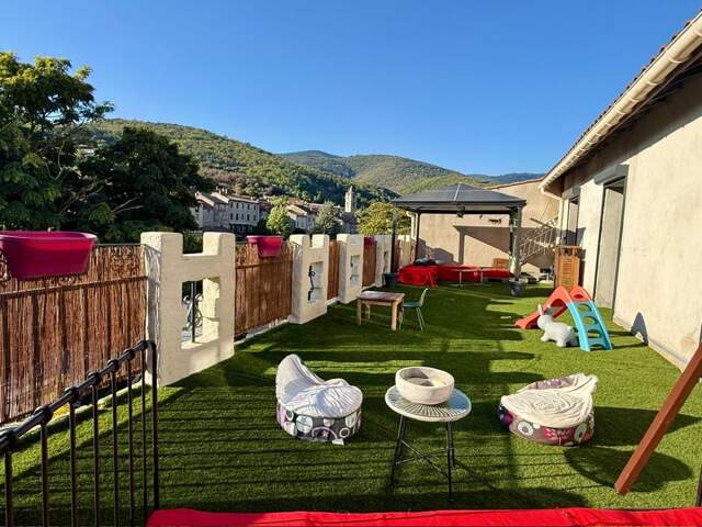 Maison de village avec terrasses et jardin — photo du bien