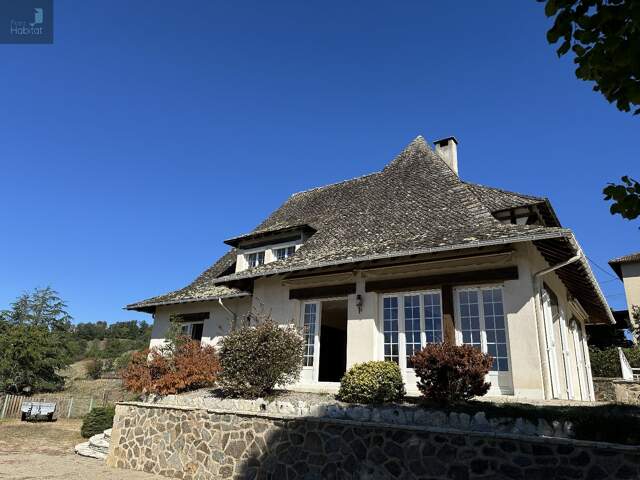 Villa d'architecte, élégante et intemporelle construite sur terrain d'environ 4662m² avec vue dominante,dégagée. — photo du bien