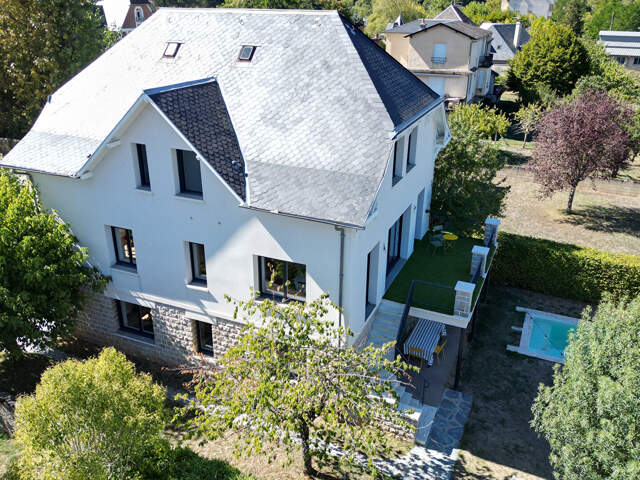 Maison centre ville avec terrain et piscine — photo du bien