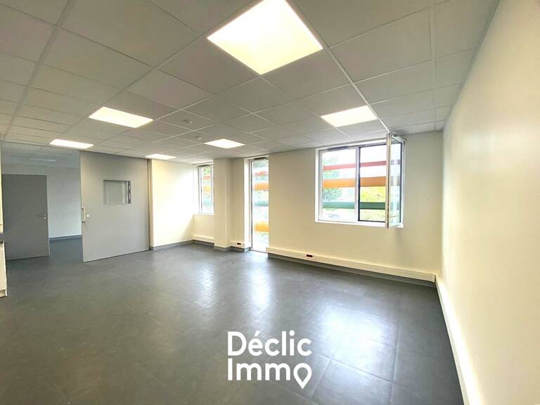 Bureaux haut de gamme 71 m² + cave - hyper centre La Roche-sur-Yon  Parkings privés + ascenseur — photo 1