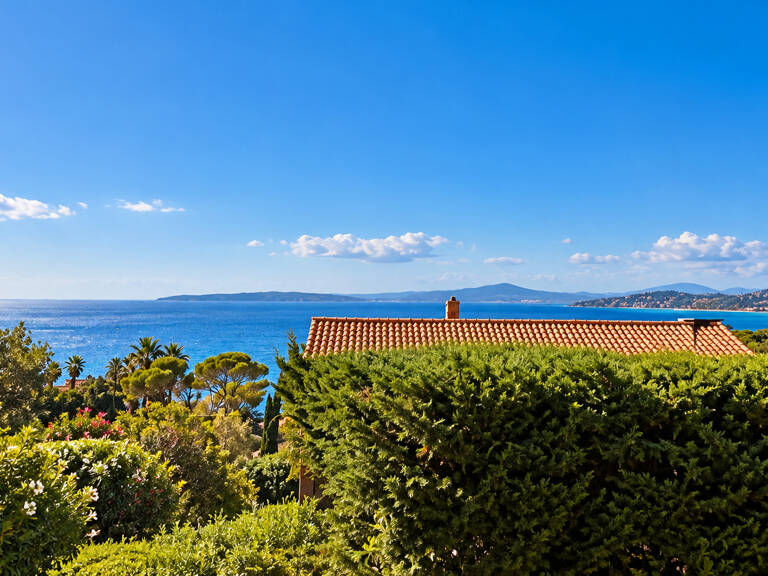 LES ISSAMBRES VILLA VUE MER FORT POTENTIEL A PIED DU CENTRE ET PLAGES — photo 1