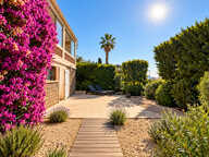 LES ISSAMBRES VILLA VUE MER FORT POTENTIEL A PIED DU CENTRE ET PLAGES — photo 3