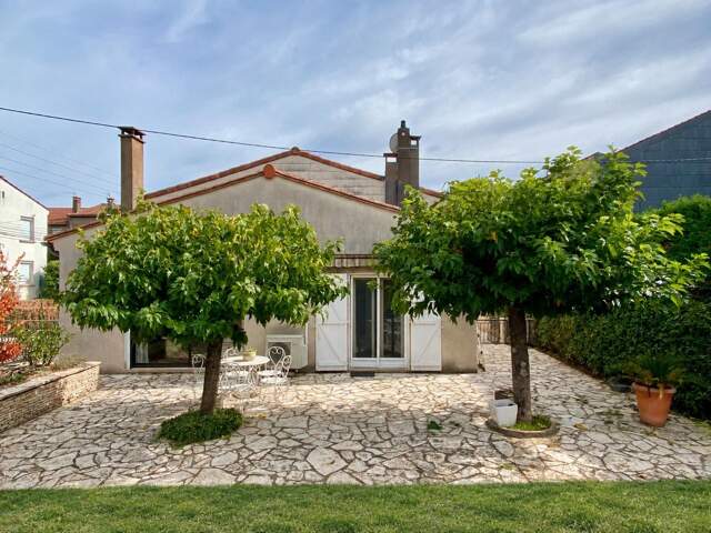 Maison 140m² avec jardin, garages et locaux professionnels — photo du bien