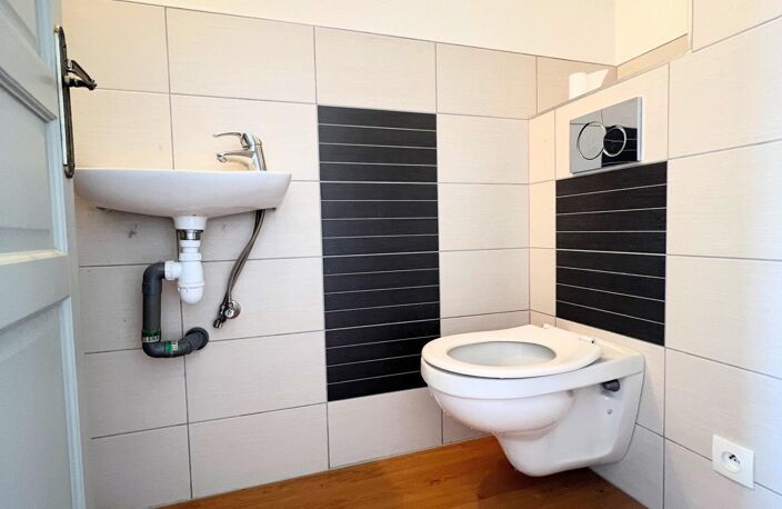 Belle petite maison avec deux garages dans un cadre verdoyant et au calme — photo 5