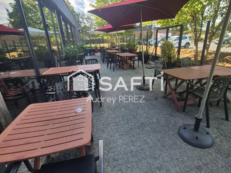 restaurant spacieux avec terrasse — photo 1