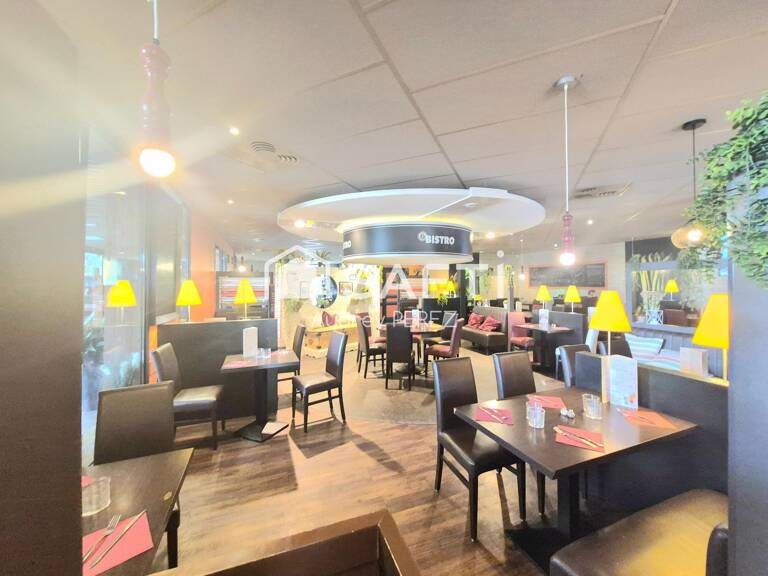 restaurant spacieux avec terrasse — photo 1