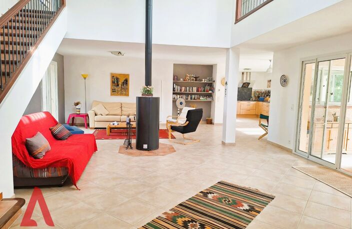 Superbe villa offrant : vue imprenable, grand terrain, piscine et un terrain de tennis! — photo 3