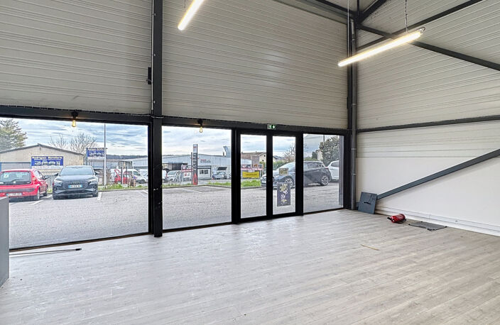 Local commercial avec forte visibilité — photo 3