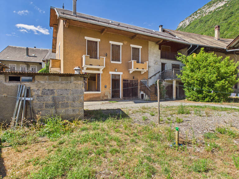 A VENDRE A CHIGNIN MAISON DE VILLAGE DE 188 M2 SUR TERRAIN D — photo 1