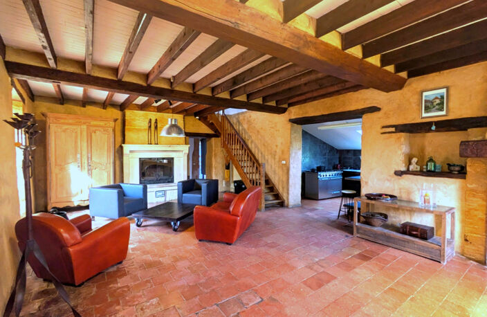 A VENDRE ETIVAL LES LE MANS - LONGERE DE CARACTERE AVEC DEPE — photo 2