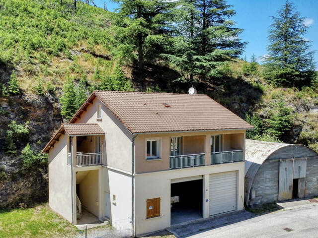 Maison avec garages et hangar — photo du bien