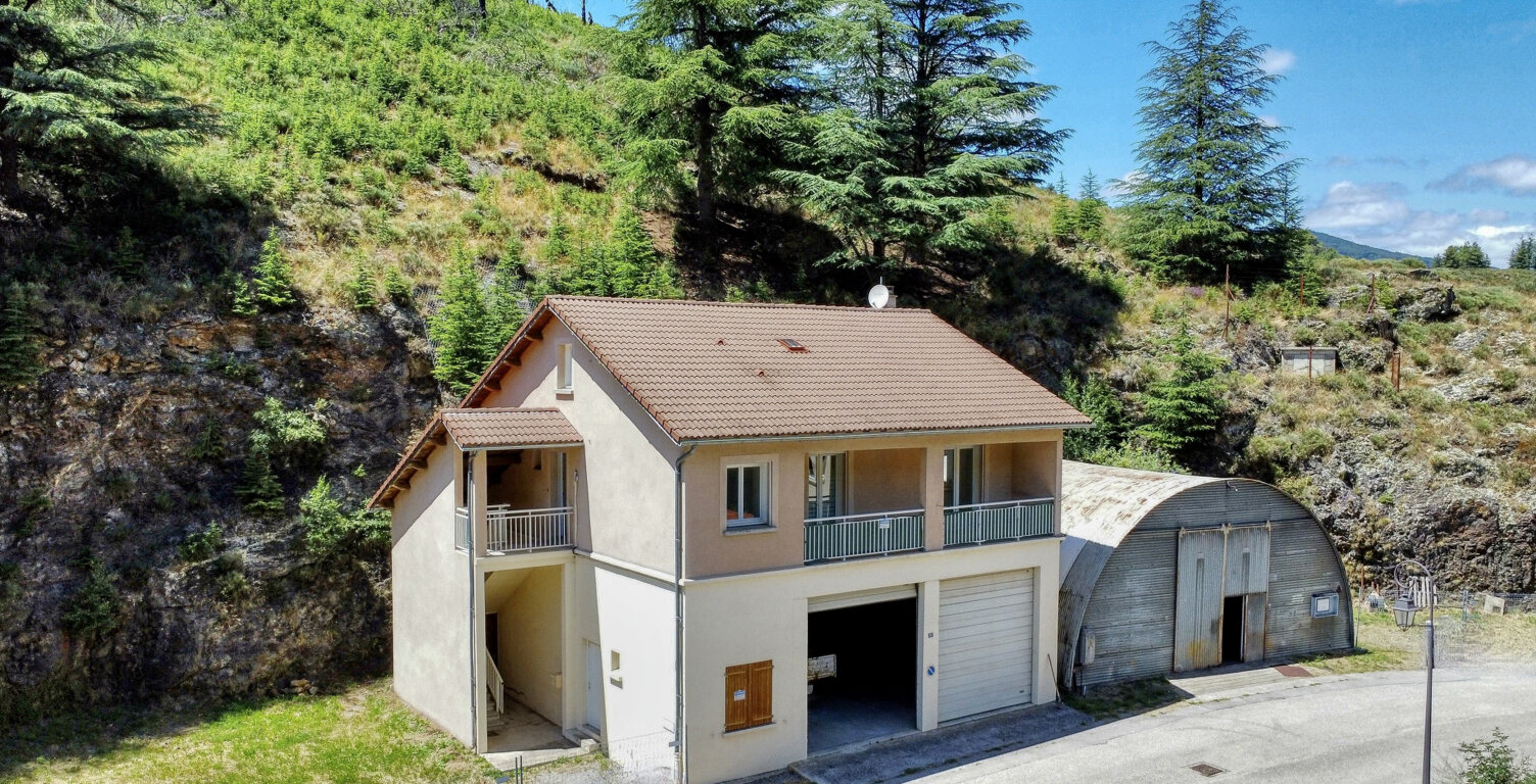Maison avec garages et hangar — photo 1