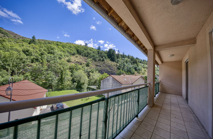 Maison avec garages et hangar — photo 2