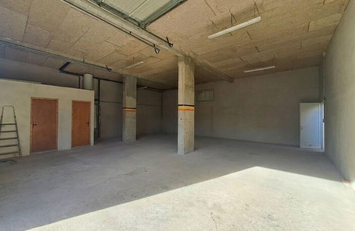 Maison avec garages et hangar — photo 5