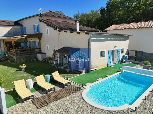 Corps de ferme entièrement rénové de 210 m², 5 chambres, piscine, terrain de 703 m² — photo du bien