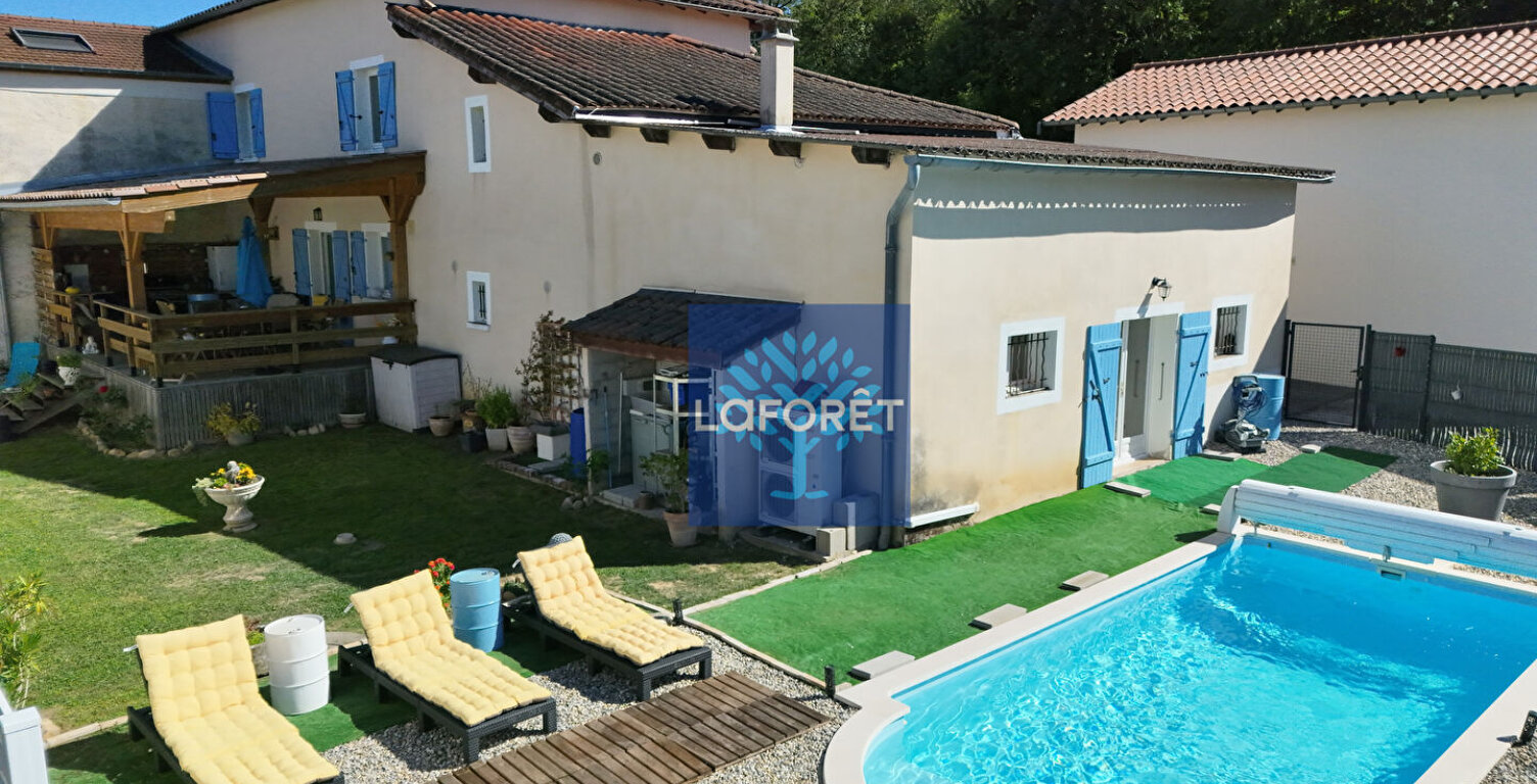 Corps de ferme entièrement rénové de 210 m², 5 chambres, piscine, terrain de 703 m² — photo 1