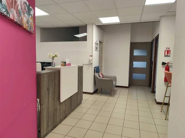 À LOUER – Superbes Bureaux Aménagés et Équipés de 86 m² – Parking Privatif — photo du bien