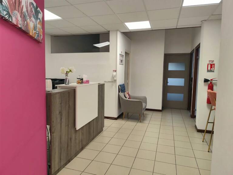 À LOUER – Superbes Bureaux Aménagés et Équipés de 86 m² – Parking Privatif — photo 1