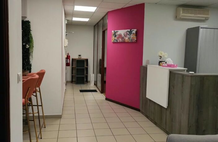 À LOUER – Superbes Bureaux Aménagés et Équipés de 86 m² – Parking Privatif — photo 2