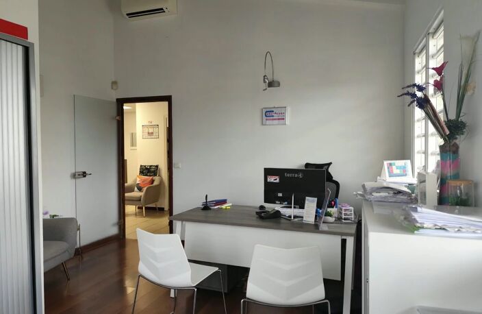À LOUER – Superbes Bureaux Aménagés et Équipés de 86 m² – Parking Privatif — photo 3
